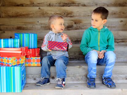 Dos niños con los regalos de Navidad