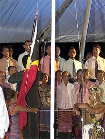 Imagen del momento en que se ha izado la nueva bandera de Timor Oriental.