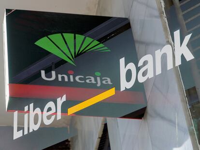 Los logotipos de las entidades Unicaja y Liberbank.