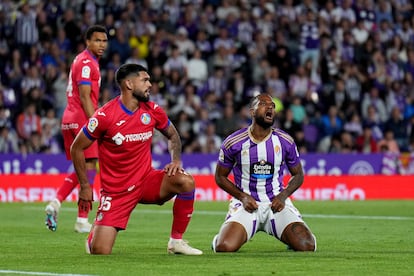 Cyle Larin, del Valladolid, con Omar Alderete a su derecha, se lamenta tras un lance del partido ante el Getafe este domingo.