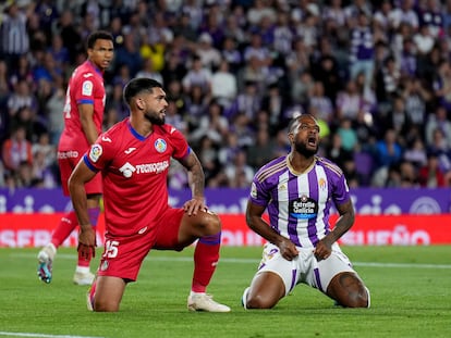 Cyle Larin, del Valladolid, con Omar Alderete a su derecha, se lamenta tras un lance del partido ante el Getafe este domingo.