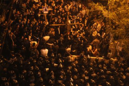 Cristianos coptos egipcios se enfrentan con la policía en el centro de El Cairo.