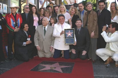 El cantante mexicano José José, en la entrega de la estrella número 2.247 en el Paseo de la Fama de Hollywood, en Los Ángeles en 2004.