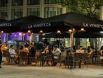 Vista de algunos bares y terrazas de copas en la zona de Huertas y Plaza de Santa Ana en Madrid.