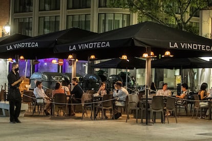 Vista de algunos bares y terrazas de copas en la zona de Huertas y Plaza de Santa Ana en Madrid.