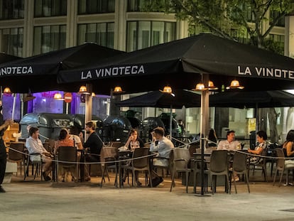 Vista de algunos bares y terrazas de copas en la zona de Huertas y Plaza de Santa Ana en Madrid.