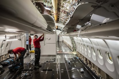 Técnicos en Mantenimiento de Aeronaves instalan los compartimentos de equipajes en la cabina del Airbus 330 llamado Buenos Aires el pasado 25 de noviembre.