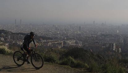 Una ciclista per la carretera dels Aigües durant un episodi de contaminació