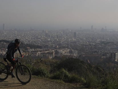 Una ciclista a la carretera de les Aigües durant un episodi de contaminació.