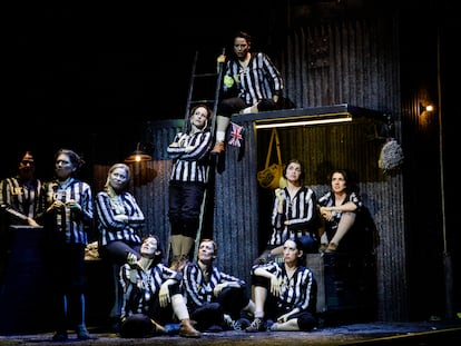 Una escena de la obra teatral 'Ladies Football Club', dirigida por Sergio Peris-Mencheta.