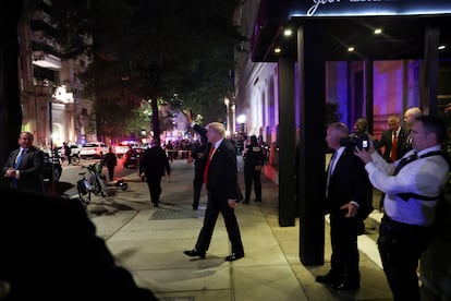 Donald Trump saluda al salir del restaurante Joe's Seafood este martes.