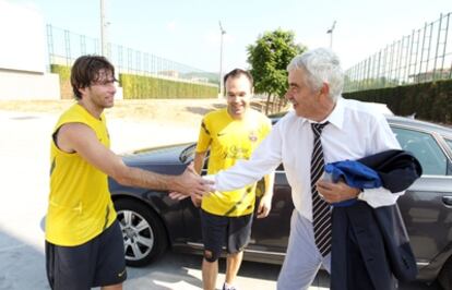 El expresidente de la Generalitat, Pasqual Maragall, saludando a Maxwell, a la izquierda, ante la mirada de Iniesta.