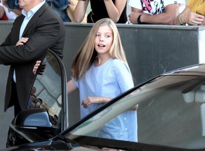 Sofía fue a ver a su abuelo sentada en el asiento del copiloto en un coche que conducía su padre, el rey Felipe VI.