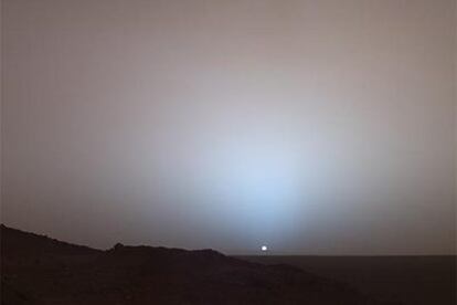 Paisaje de Marte, en la región del cráter Gusev, a la puesta de sol, en una fotografía realizada por el robot <i>Spirit</i> en mayo.