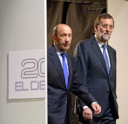 Rubalcaba (izquierda) y Rajoy, momentos antes del debate.
