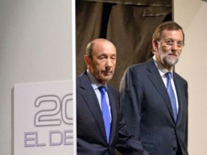 Rubalcaba (izquierda) y Rajoy, momentos antes del debate.