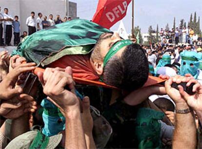 Manifestantes palestinos cargan con el cadáver del militante de Hamás abatido por el Ejército israelí en Cisjordania.