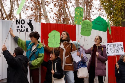 Concentración para protestar por el comienzo de la tala en el parque de Arganzuela por las obras de ampliación de la línea 11 de Metro de Madrid, el pasado 11 de diciembre.