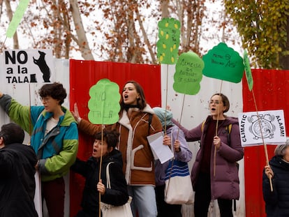 Concentración para protestar por el comienzo de la tala en el parque de Arganzuela por las obras de ampliación de la línea 11 de Metro de Madrid, el pasado 11 de diciembre.