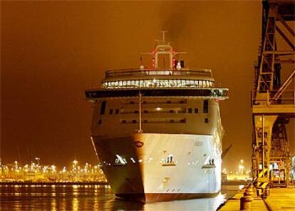 El barco británico <i>Aurora</i>, a su llegada a Londres tras 17 días de travesía.