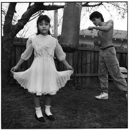 'Niña hispana con su hermano', Dallas, Texas. 1987.