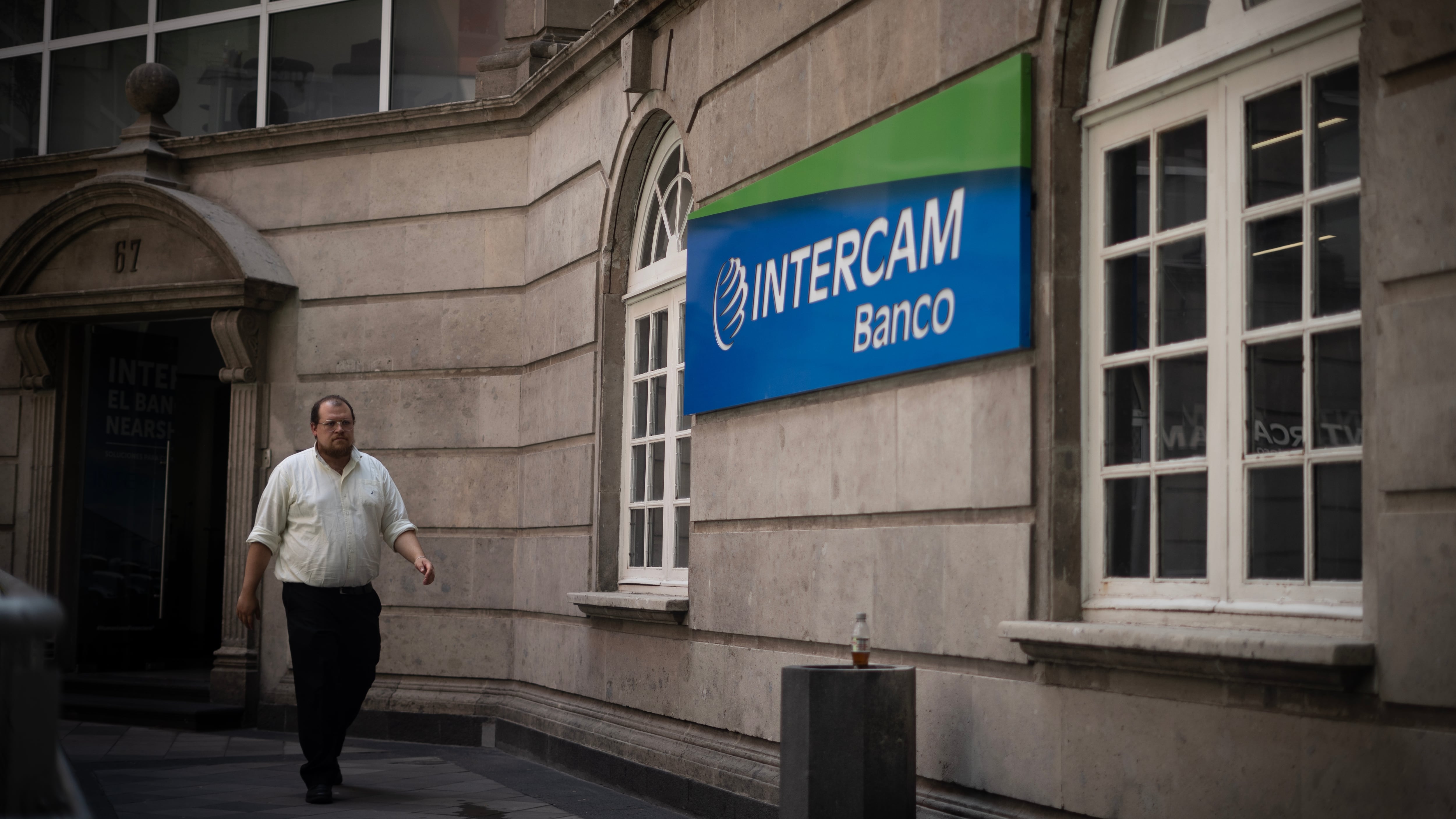 La Secretaría de Hacienda informa que la Comisión Nacional Bancaria y de Valores ha iniciado un proceso de revisión a estas instituciones; CIBanco S.A., Institución de Banca Múltiple (CIBanco); Intercam Banco S.A., Institución de Banca Múltiple (Intercam); y Vector Casa de Bolsa, S.A. de C.V. (Vector)— como instituciones de principal preocupación por lavado de dinero en relación con el tráfico ilícito de opioides.