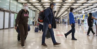 Pasajeros en los pasillos del aeropuerto de Madrid, en junio. 