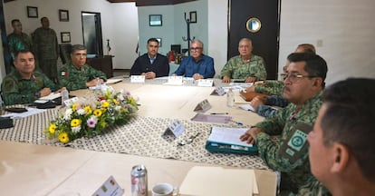 Omar Garca Harfuch, Rubn Rocha y Ricardo Trevilla Trejo sostienen una mesa de trabajo en Sinaloa.
