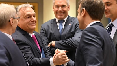 El primer ministro húngaro, Viktor Orban, y el francés, Emmanuel Macron, se dan al mano en el Consejo Europeo, este jueves en Bruselas.