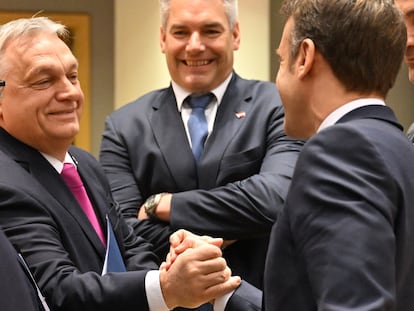 El primer ministro húngaro, Viktor Orban, y el francés, Emmanuel Macron, se dan al mano en el Consejo Europeo, este jueves en Bruselas.