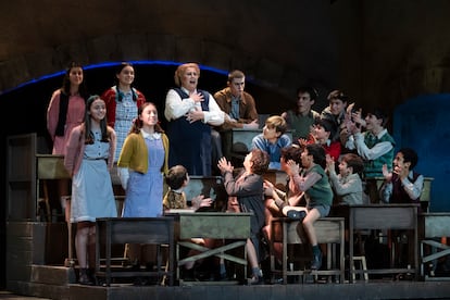 Escena del musical 'Los Chicos del Coro' de Juan Luis Iborra en el Teatro Tívoli de Barcelona.