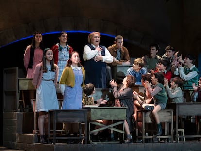 Escena del musical 'Los Chicos del Coro' de Juan Luis Iborra en el Teatro Tívoli de Barcelona.