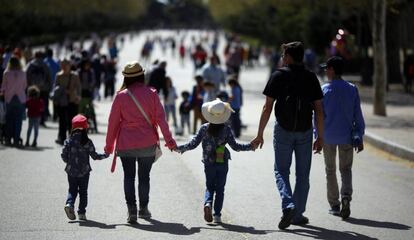 Una familia pasea por el parque de El Retiro de Madrid, en una imagen de archivo. 