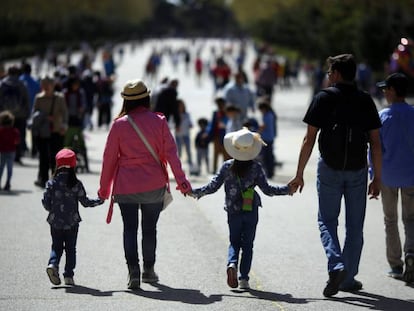 Una familia pasea por el parque de El Retiro de Madrid, en una imagen de archivo. 