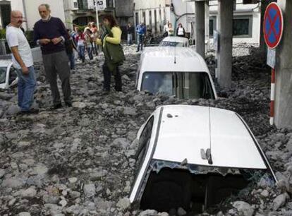 Varios coches hundidos bajo cascotes en Funchal.