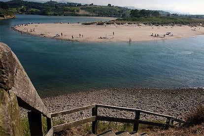 La playa de Oyambre, en Valdáliga (Cantabria), fue el escenario del aterrizaje forzoso del <b><i>Pájaro </b></i><b><i>Amarillo,</b></i> que, en 1929, volaba a Estados Unidos desde París.