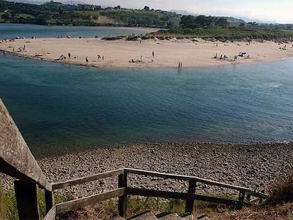 La playa de Oyambre, en Valdáliga (Cantabria), fue el escenario del aterrizaje forzoso del <b><i>Pájaro </b></i><b><i>Amarillo,</b></i> que, en 1929, volaba a Estados Unidos desde París.