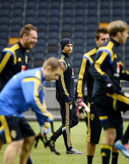 Ibrahimovic, junto a sus compañeros, calienta en Estocolmo.