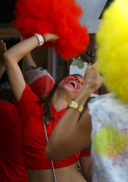 Aficionadas españolas celebran en Miami (EE UU) la victoria de España.