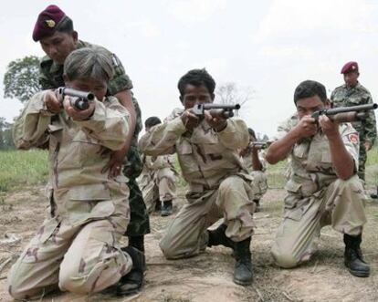 Soldados tailandeses entrenan en el uso de las armas a voluntarios de una localidad próxima a la frontera con Camboya. Bangkok y Phnom Penh mantienen un conflicto desde hace décadas por varias áreas donde se asientan templos de la antigua civilización jemer.