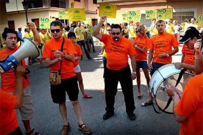Miembros de la Peña Valencianista de Riba-roja se manifestaron ayer a favor de la ciudad deportiva. Al fondo, manifestantes de Salvem Porxinos.