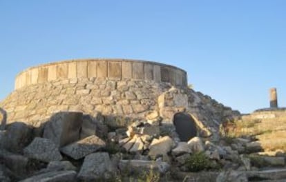 Búnker de la Guerra Civil y vértice geodésico en la cima de Cabeza Líjar, en la Sierra de Guadarrama.