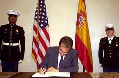José Luis Rodríguez Zapatero firma en el libro de condolencias de la Embajada de EE UU.