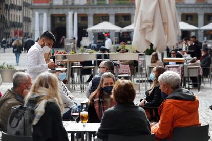 Varias personas sentadas en una terraza de la madrileña Plaza Mayor, el 28 de febrero.