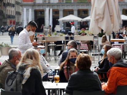 Varias personas sentadas en una terraza de la madrileña Plaza Mayor, el 28 de febrero.