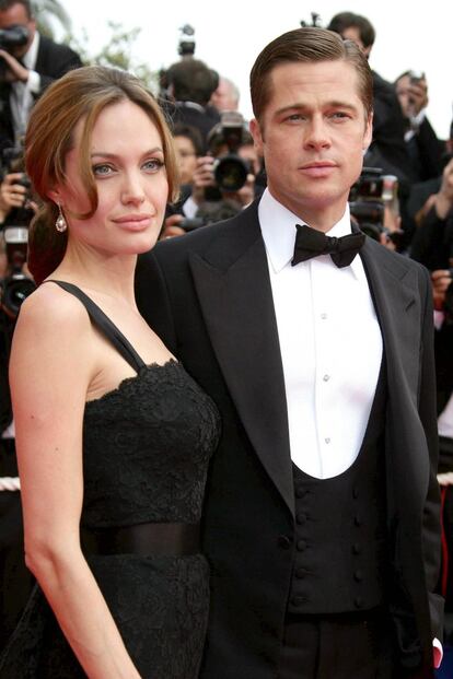 El divorcio de Brad Pitt y Angelina Jolie está considerado por muchos como el divorcio del año. Parecían la pareja más perfecta de Hollywood, enamorados entre ellos y de sus seis hijos —tres adoptados y tres biológicos—. Y sin embargo, a finales de septiembre, los actores anunciaron su ruptura, después de 12 años de relación (dos de ellos casados). La prensa ha hablado con fuentes cercanas a la pareja y esa información más oficial que se tiene hasta la fecha. Al parecer, Jolie estaba cansada de que Pitt bebiera y fumara marihuana y ese ha sido el motivo principal que le ha llevado a pedir los papeles del divorcio y la custodia de sus hijos. Los medios aseguran que el intérprete está abatido, además de investigado durante unas semanas por el FBI y el Departamento del Menor por una denuncia anónima que aseguraba que había tenido un comportamiento violento con Maddox, de 15 años. Finalmente, ha dejado de estar en el punto de mira de los agentes federales, quienes no han encontrado motivos para sustentar dicha acusación. Ella se ha marchado con su prole de la casa familiar, mudándose a otra en Malibú, y los niños no han podido ver a su padre hasta esta semana. A este culebrón todavía le quedan muchos capítulos.