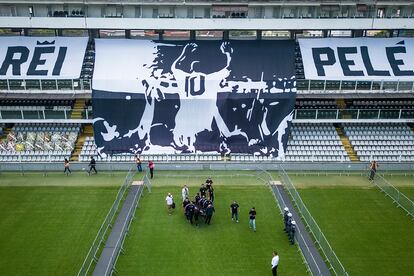 Entrada del féretro con el cuerpo de Pelé al estadio Vila Belmiro para que los aficionados brasileños le den el último adiós. 

