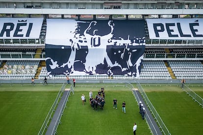 Entrada del féretro con el cuerpo de Pelé al estadio Vila Belmiro para que los aficionados brasileños le den el último adiós. 

