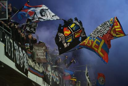 Hinchas del FC Basilea llenan de humo el estadio donde se celebra el partido de vuelta de la Liga Europa contra el Red Bull Salzburgo.