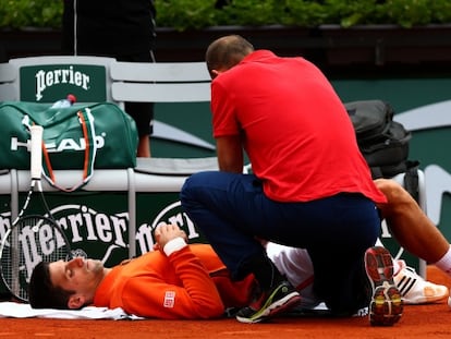 Djokovic, atentido durante el duelo ante M&uuml;ller.